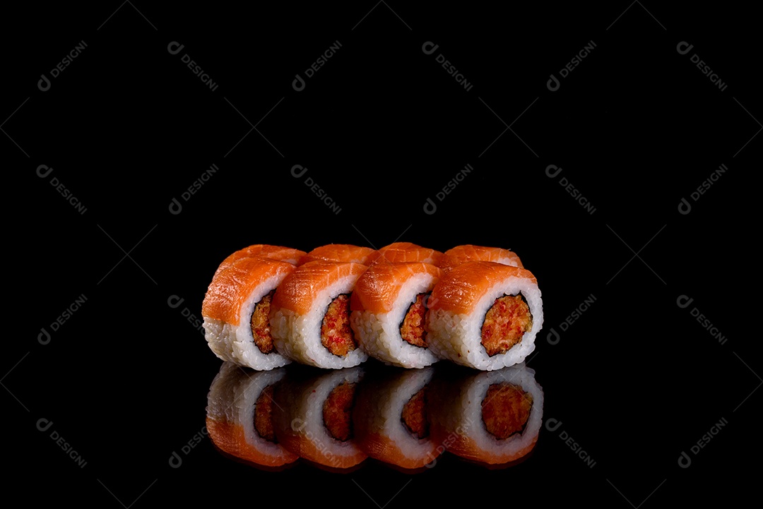 Rolos de sushi lindos e deliciosos frescos em um fundo preto. Elementos da culinária japonesa