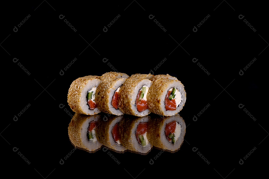 Rolos de sushi lindos e deliciosos frescos em um fundo isolado. Elementos da culinária japonesa