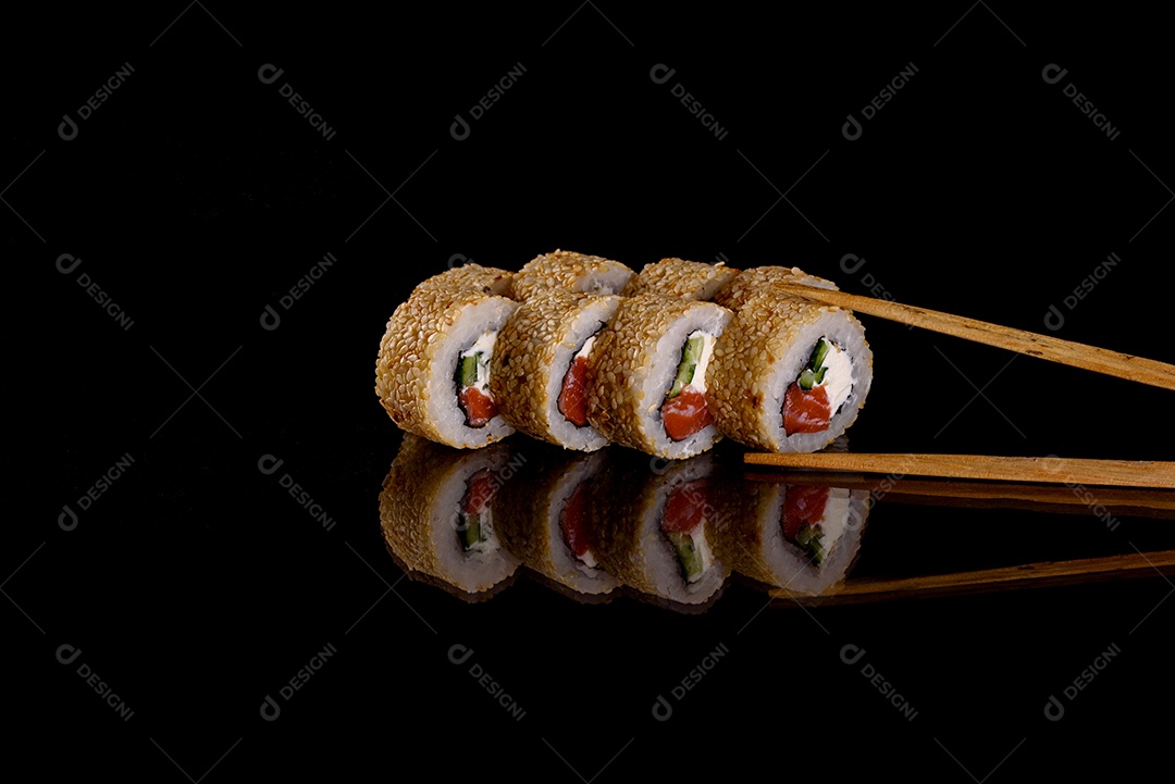 Rolos de sushi lindos e deliciosos frescos em um fundo isolado. Elementos da culinária japonesa