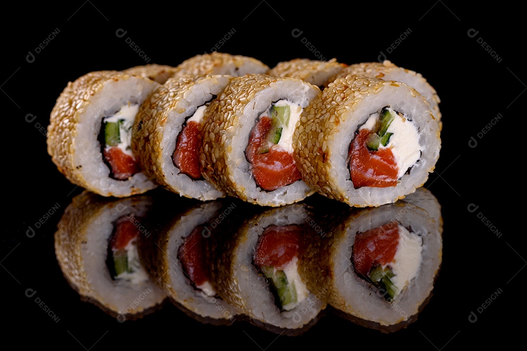 Rolos de sushi lindos e deliciosos frescos em um fundo isolado. Elementos da culinária japonesa
