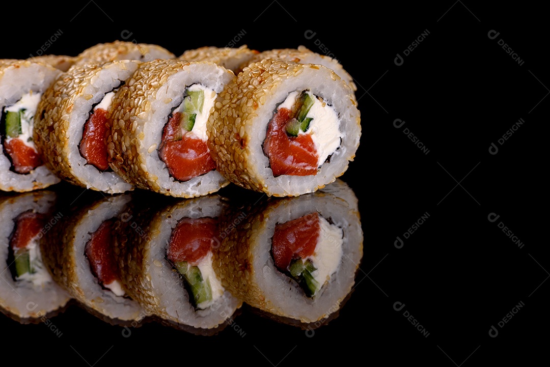 Rolos de sushi lindos e deliciosos frescos em um fundo isolado. Elementos da culinária japonesa