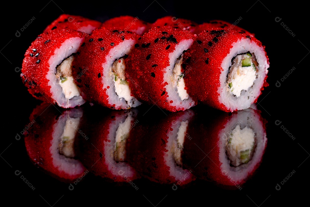 Rolos de sushi lindos e deliciosos frescos em um fundo isolado. Elementos da culinária japonesa