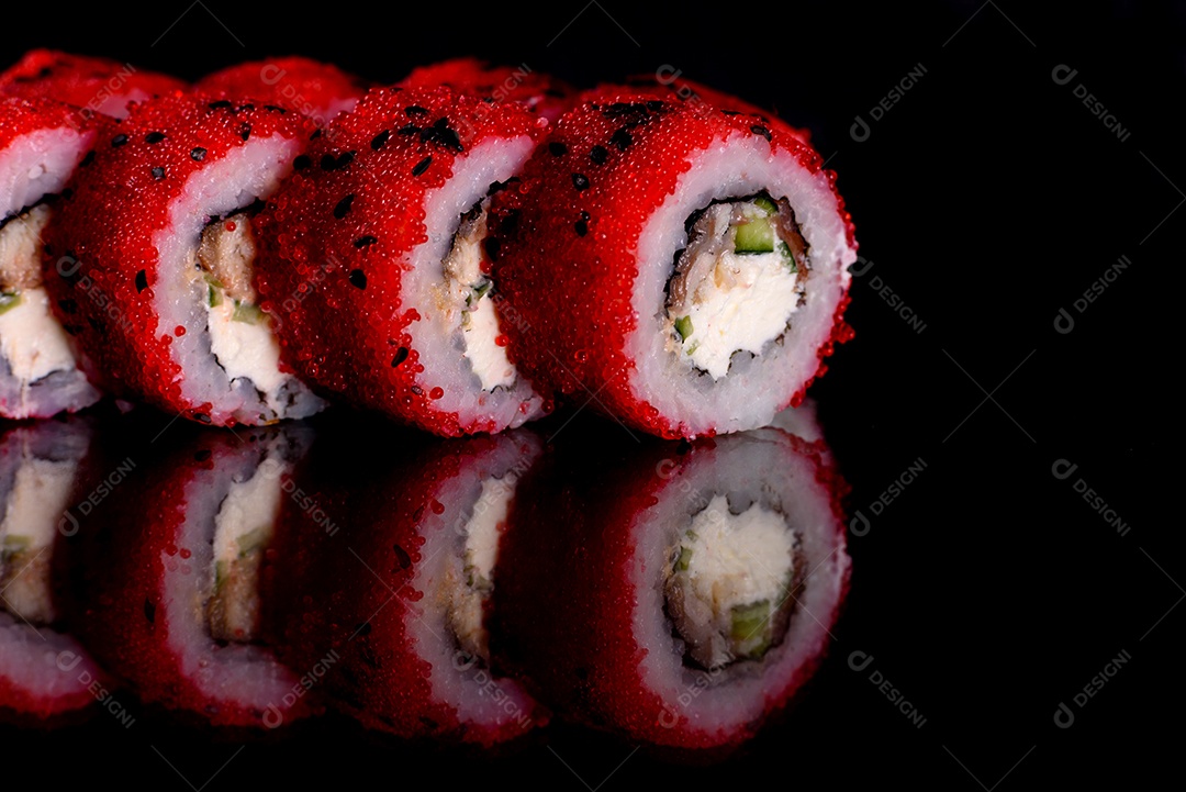 Rolos de sushi lindos e deliciosos frescos em um fundo isolado. Elementos da culinária japonesa