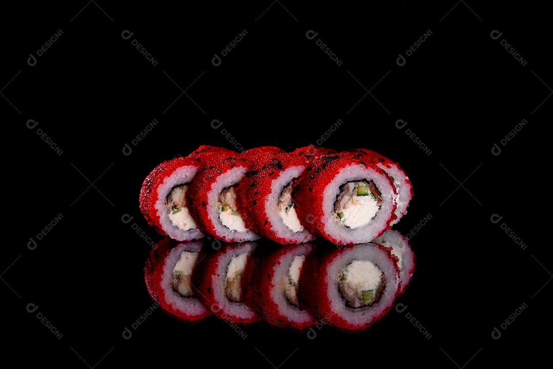 Rolos de sushi lindos e deliciosos frescos em um fundo isolado. Elementos da culinária japonesa