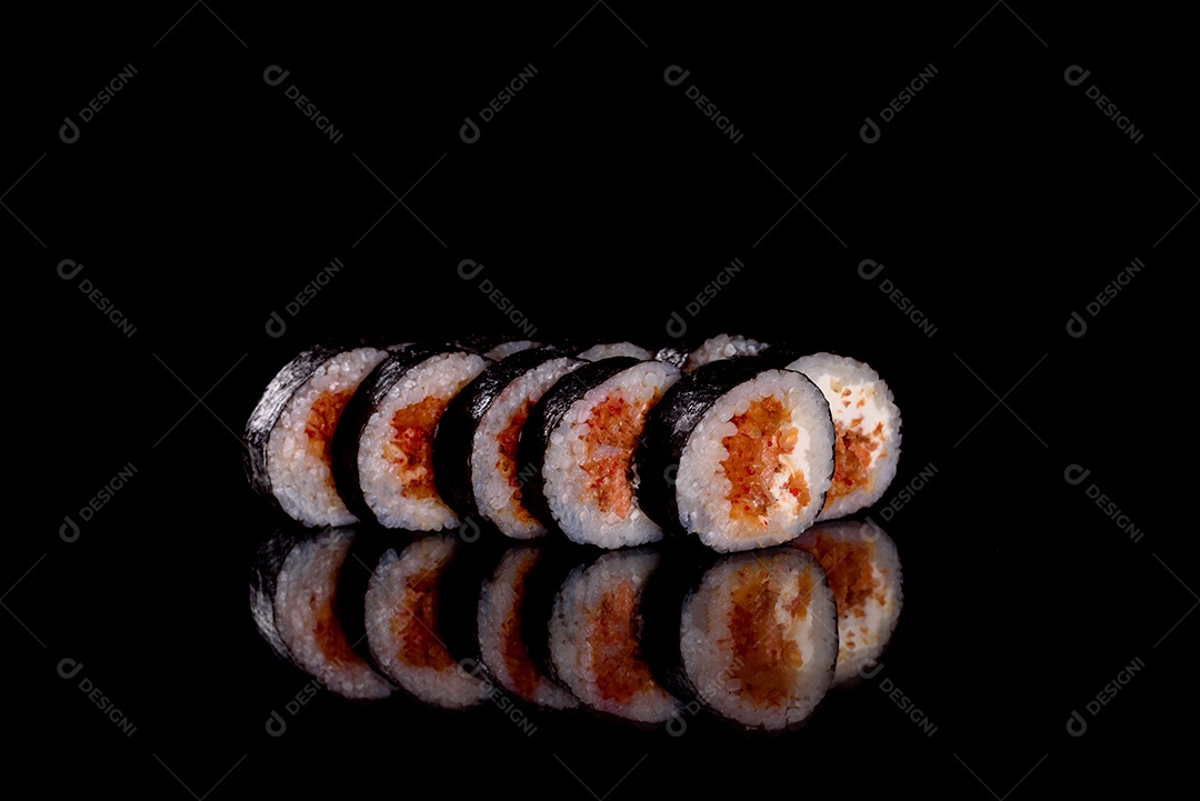 Rolos de sushi lindos e deliciosos frescos em um fundo isolado. Elementos da culinária japonesa