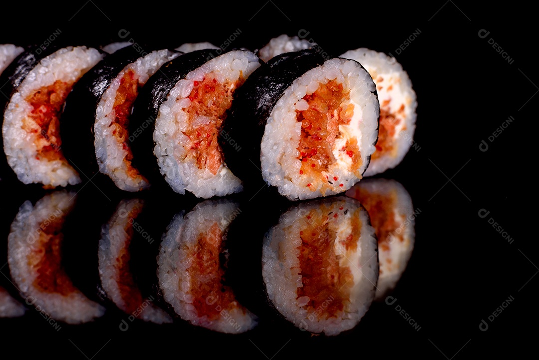 Rolos de sushi lindos e deliciosos frescos em um fundo isolado. Elementos da culinária japonesa
