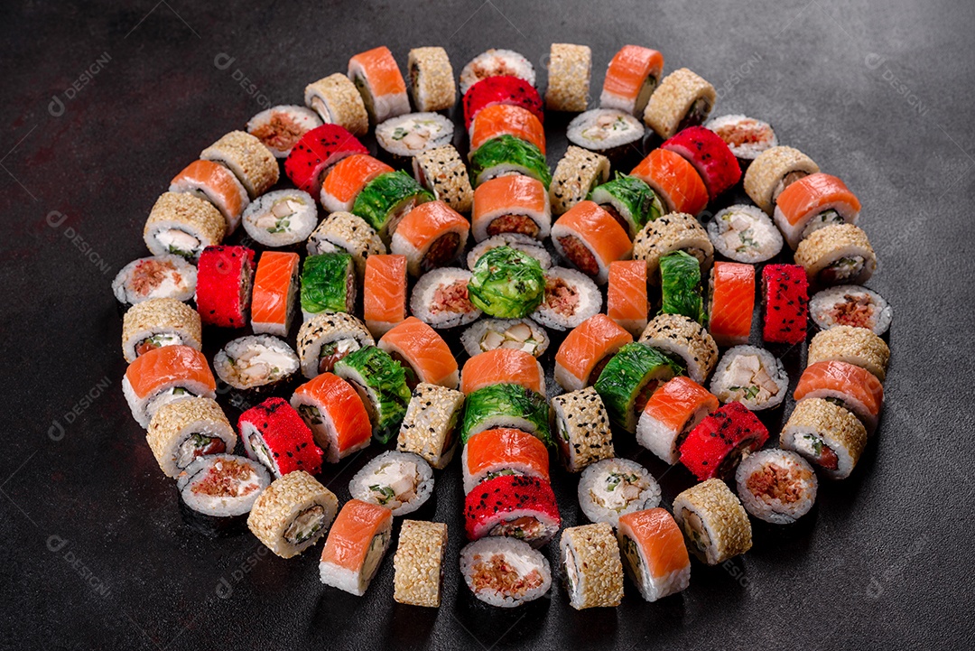 Rolos de sushi lindos e deliciosos frescos em um fundo isolado. Elementos da culinária japonesa