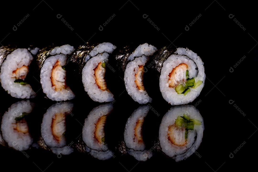 Rolos de sushi lindos e deliciosos frescos em um fundo escuro. Elementos da culinária japonesa