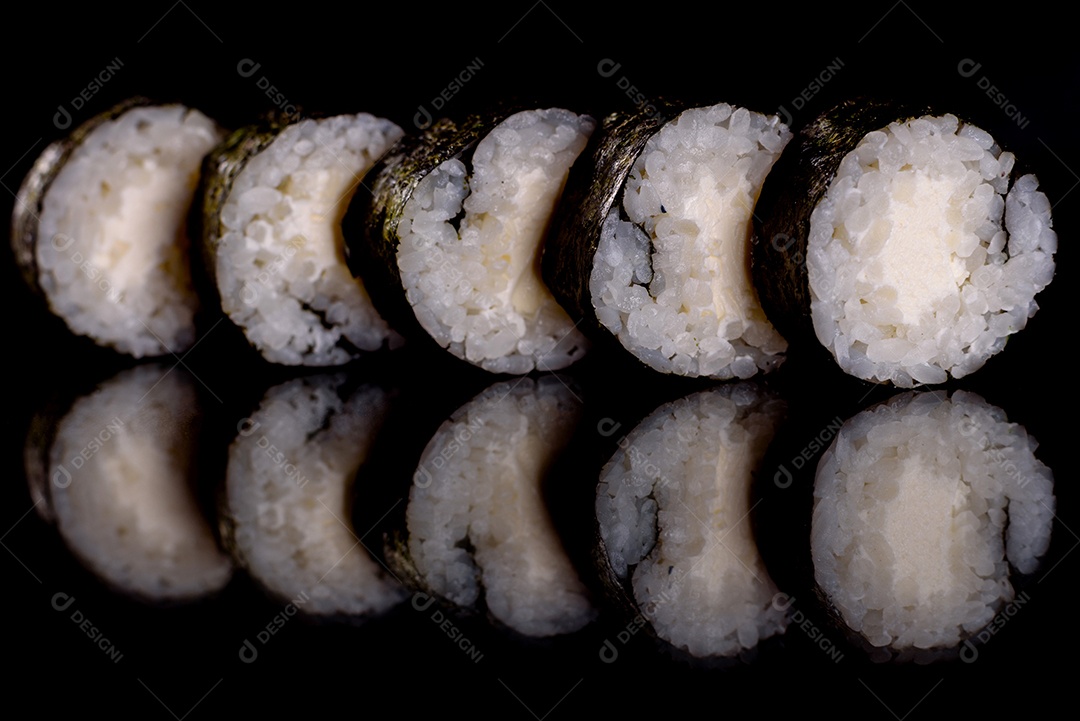 Rolos de sushi lindos e deliciosos frescos em um fundo escuro. Elementos da culinária japonesa