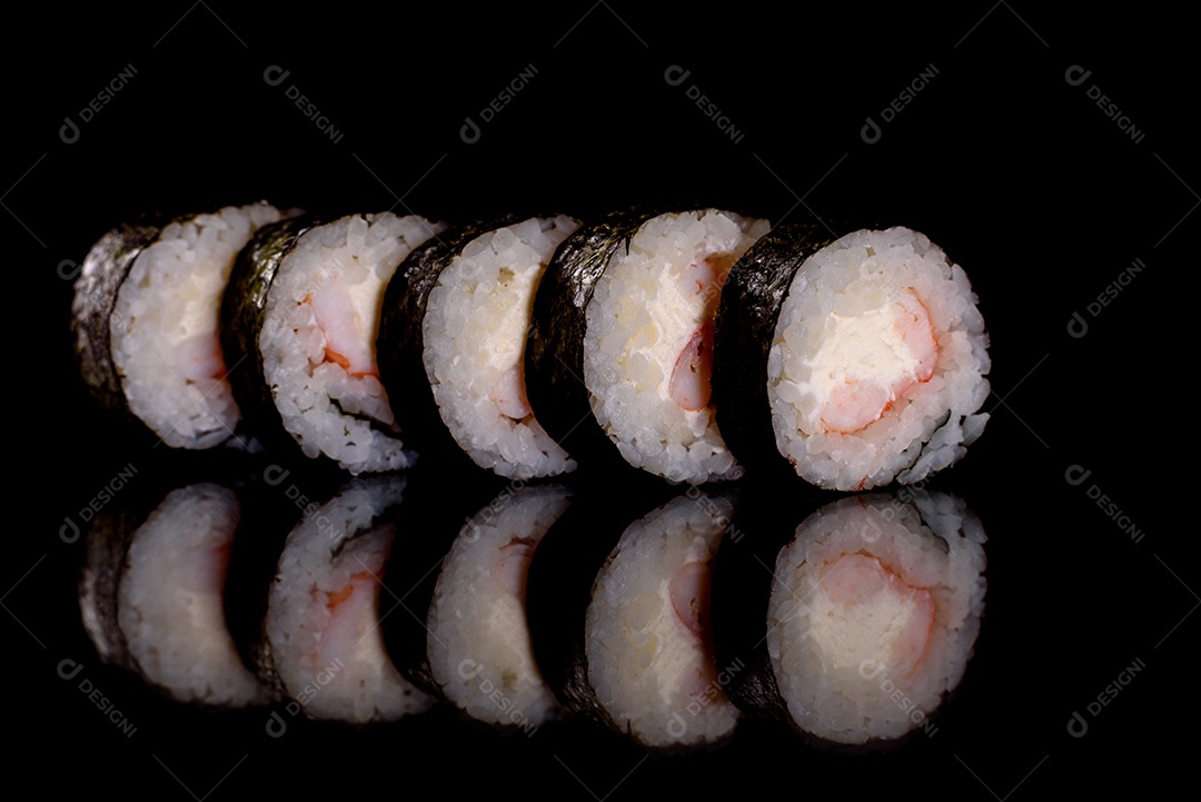Rolos de sushi lindos e deliciosos frescos em um fundo escuro. Elementos da culinária japonesa
