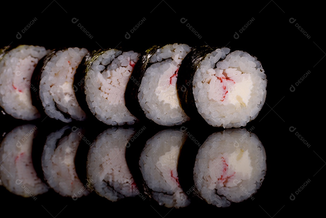 Rolos de sushi lindos e deliciosos frescos em um fundo escuro. Elementos da culinária japonesa
