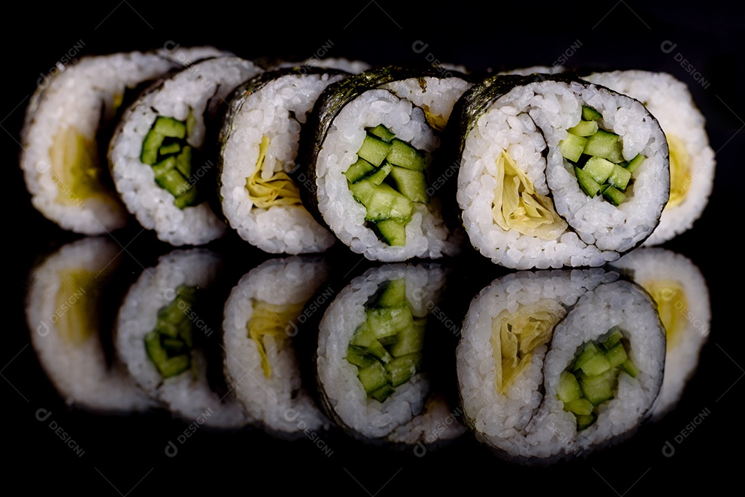 Rolos de sushi lindos e deliciosos frescos em um fundo escuro. Elementos da culinária japonesa