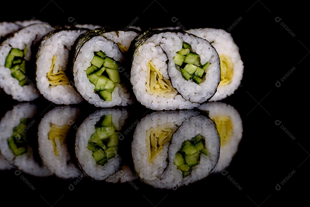 Rolos de sushi lindos e deliciosos frescos em um fundo escuro. Elementos da culinária japonesa
