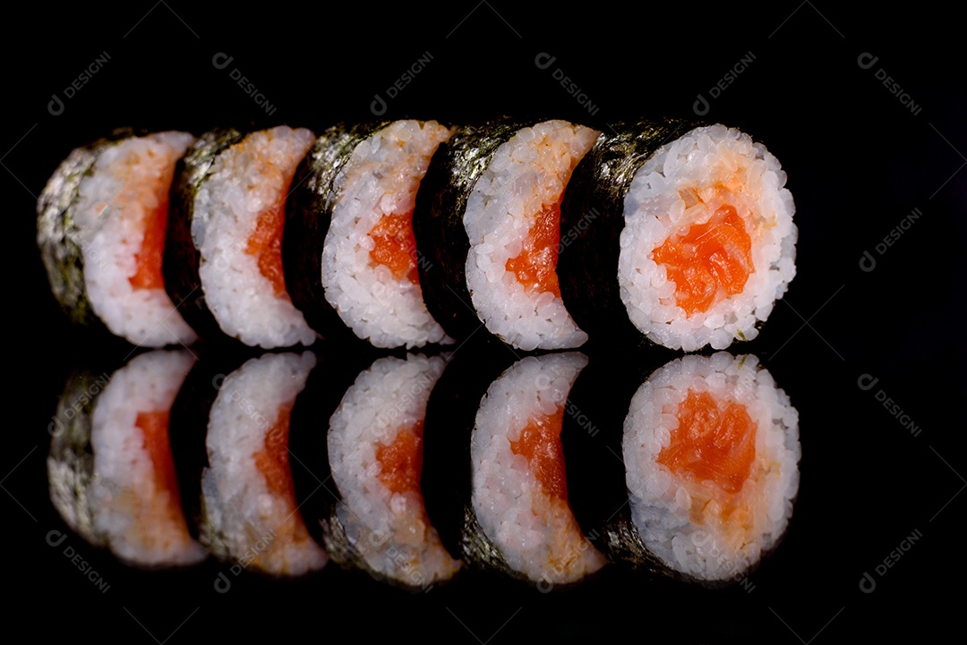 Rolos de sushi lindos e deliciosos frescos em um fundo escuro. Elementos da culinária japonesa