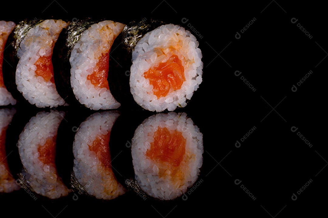 Rolos de sushi lindos e deliciosos frescos em um fundo escuro. Elementos da culinária japonesa