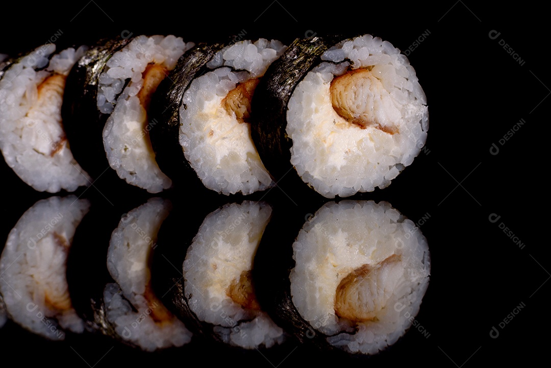 Rolos de sushi lindos e deliciosos frescos em um fundo escuro. Elementos da culinária japonesa