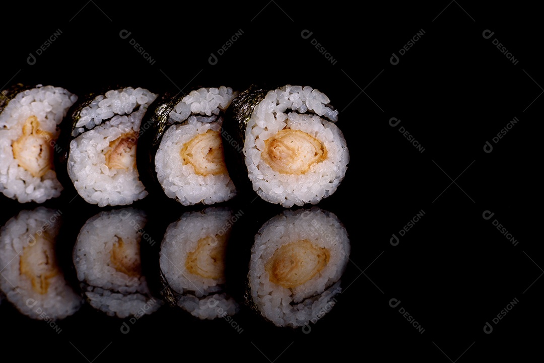 Rolos de sushi lindos e deliciosos frescos em um fundo escuro. Elementos da culinária japonesa