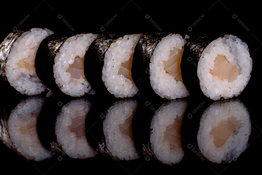 Rolos de sushi lindos e deliciosos frescos em um fundo escuro. Elementos da culinária japonesa