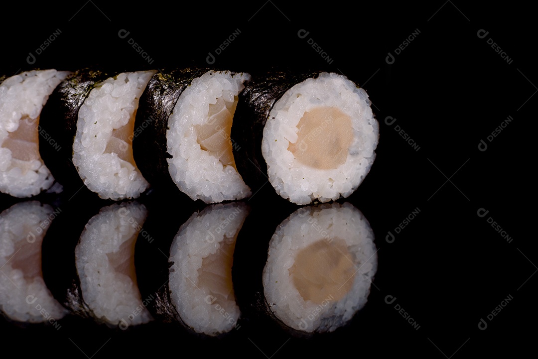 Rolos de sushi lindos e deliciosos frescos em um fundo escuro. Elementos da culinária japonesa