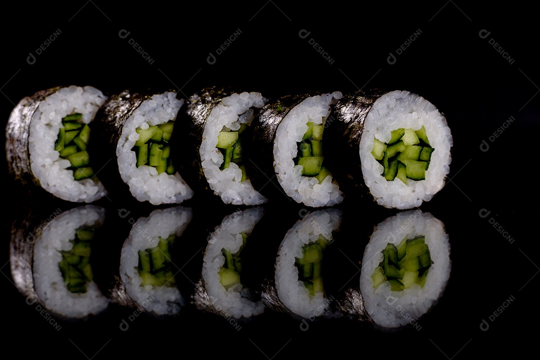 Rolos de sushi lindos e deliciosos frescos em um fundo escuro. Elementos da culinária japonesa