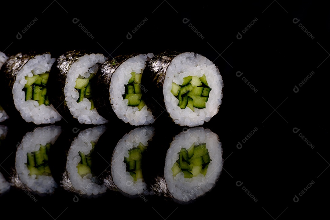 Rolos de sushi lindos e deliciosos frescos em um fundo escuro. Elementos da culinária japonesa