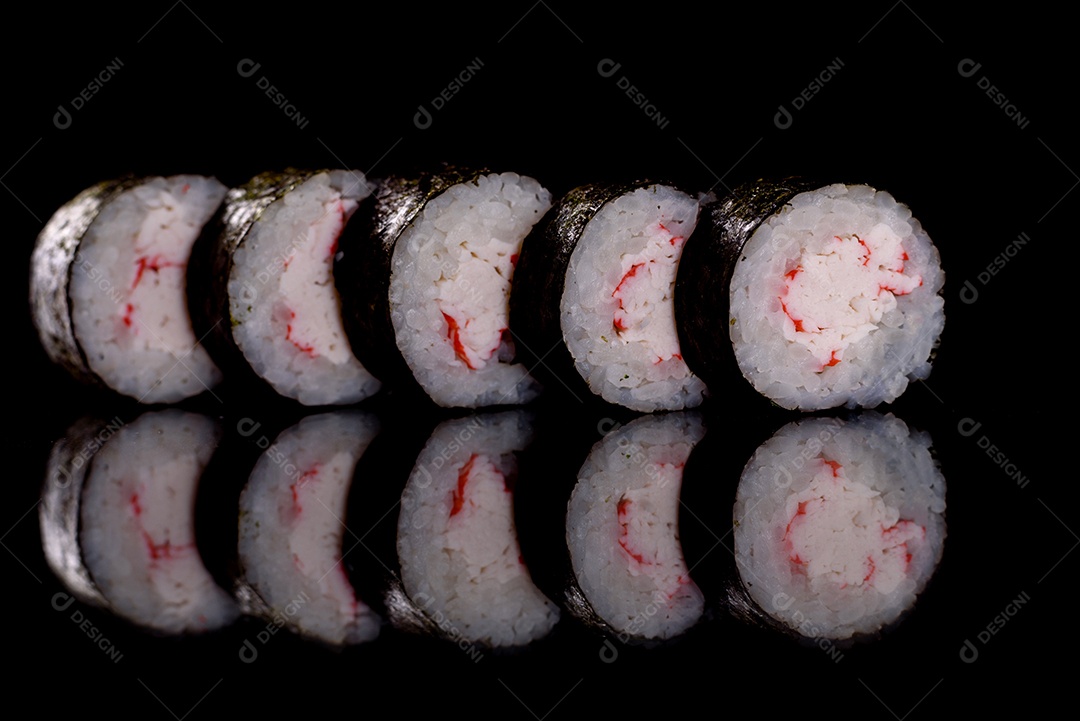 Rolos de sushi lindos e deliciosos frescos em um fundo escuro. Elementos da culinária japonesa