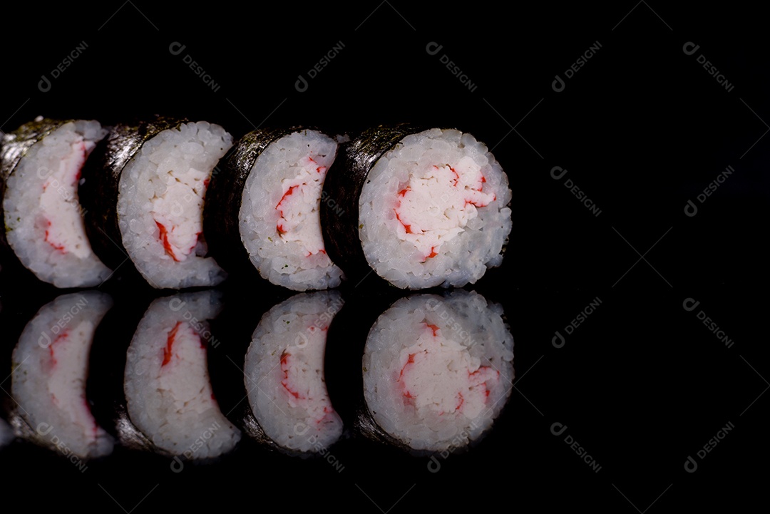 Rolos de sushi lindos e deliciosos frescos em um fundo escuro. Elementos da culinária japonesa