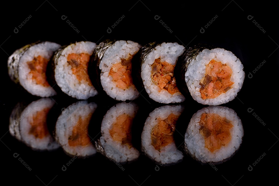 Rolos de sushi lindos e deliciosos frescos em um fundo escuro. Elementos da culinária japonesa