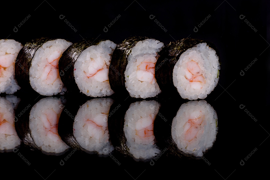 Rolos de sushi lindos e deliciosos frescos em um fundo escuro. Elementos da culinária japonesa