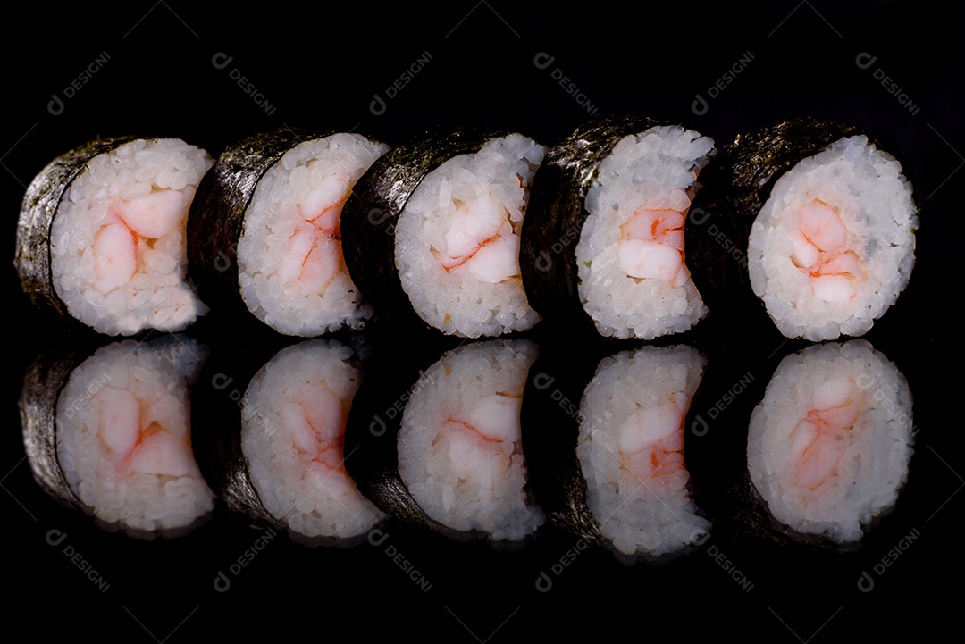 Rolos de sushi lindos e deliciosos frescos em um fundo escuro. Elementos da culinária japonesa