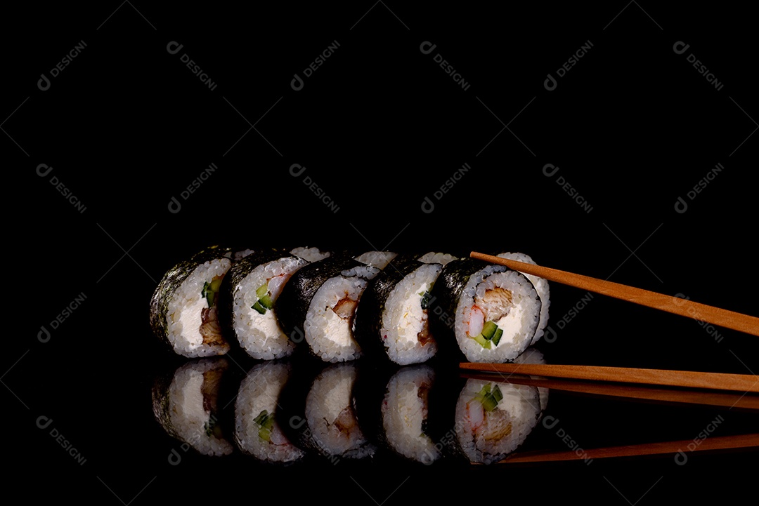 Rolos de sushi lindos e deliciosos frescos em um fundo escuro. Elementos da culinária japonesa