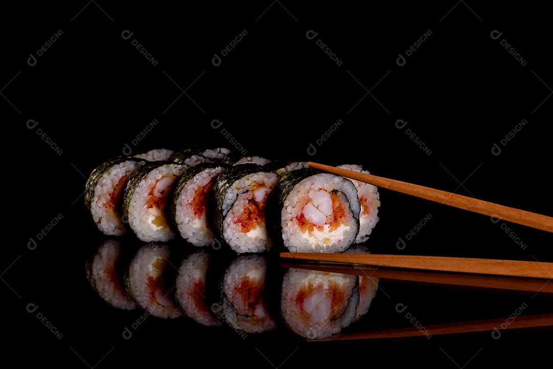Rolos de sushi lindos e deliciosos frescos em um fundo escuro. Elementos da culinária japonesa