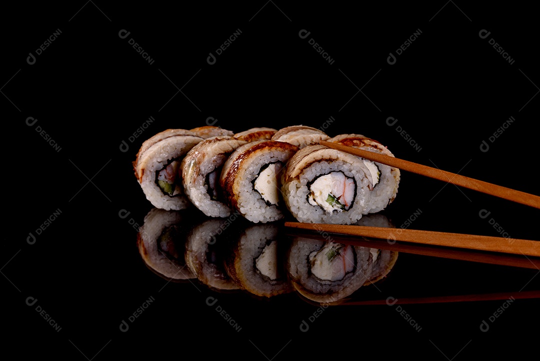 Rolos de sushi lindos e deliciosos frescos em um fundo escuro. Elementos da culinária japonesa