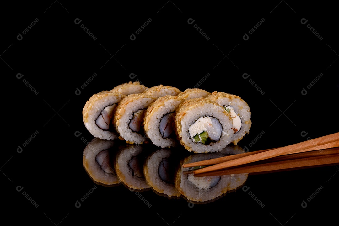Rolos de sushi lindos e deliciosos frescos em um fundo escuro. Elementos da culinária japonesa