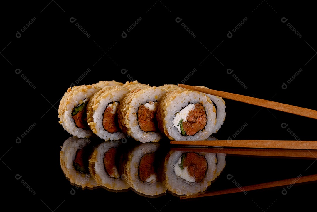 Rolos de sushi lindos e deliciosos frescos em um fundo escuro. Elementos da culinária japonesa