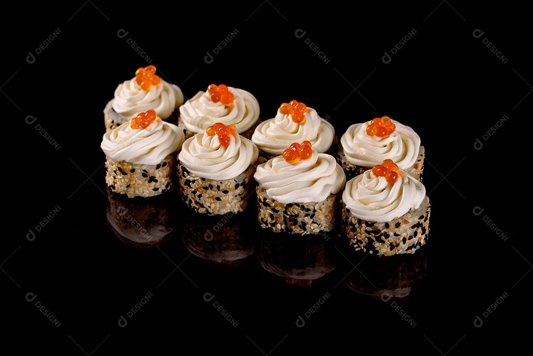 Rolos de sushi lindos e deliciosos frescos em um fundo escuro. Elementos da culinária japonesa