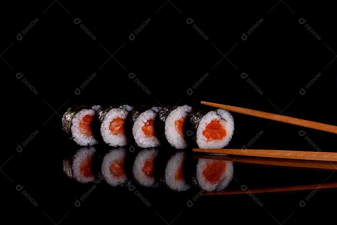 Rolos de sushi lindos e deliciosos frescos em um fundo escuro. Elementos da culinária japonesa