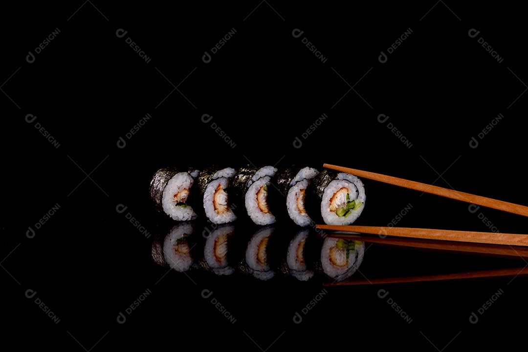 Rolos de sushi lindos e deliciosos frescos em um fundo escuro. Elementos da culinária japonesa