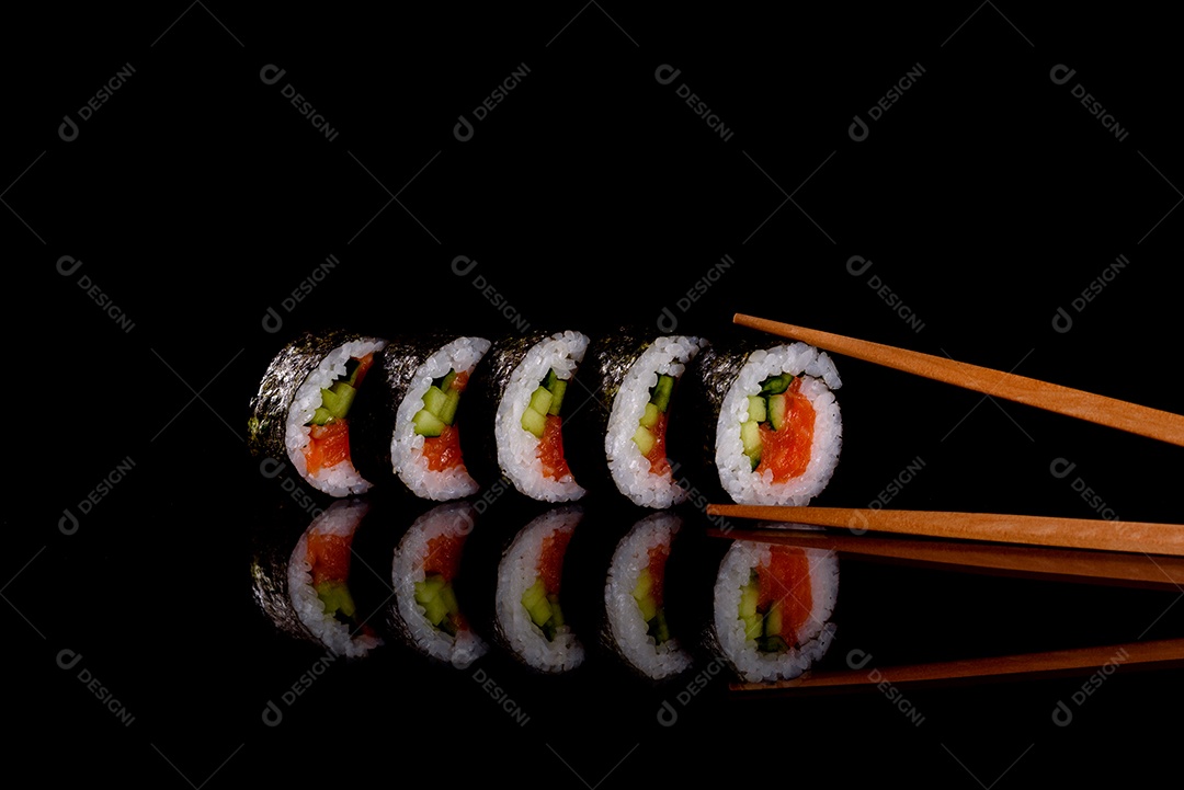 Rolos de sushi lindos e deliciosos frescos em um fundo escuro. Elementos da culinária japonesa