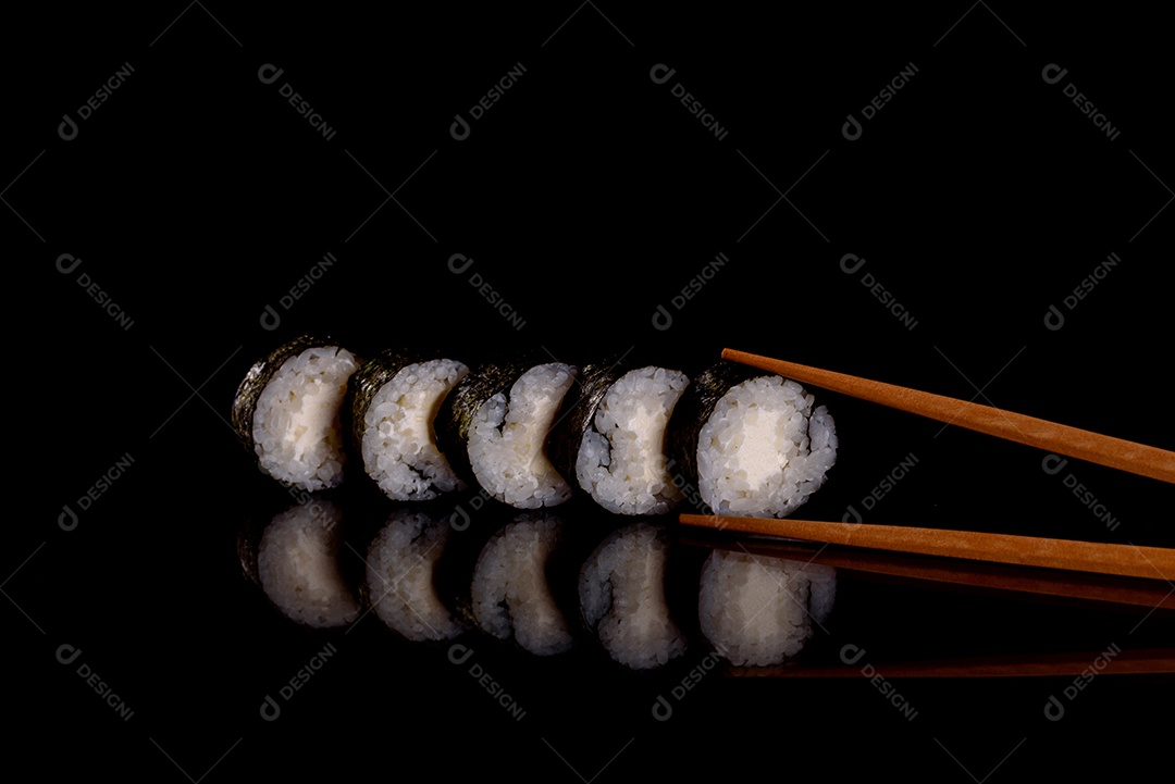 Rolos de sushi lindos e deliciosos frescos em um fundo escuro. Elementos da culinária japonesa
