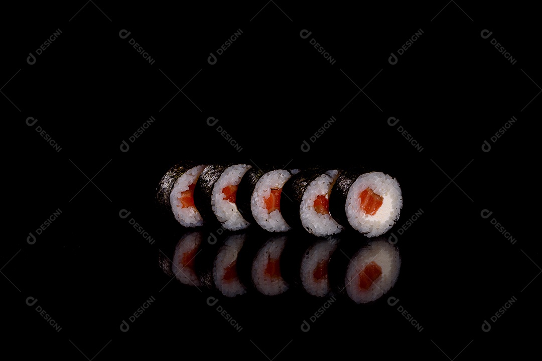 Rolos de sushi lindos e deliciosos frescos em um fundo escuro. Elementos da culinária japonesa