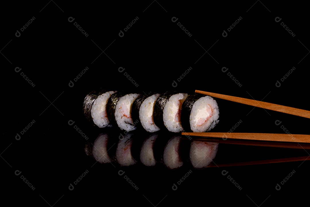 Rolos de sushi lindos e deliciosos frescos em um fundo escuro. Elementos da culinária japonesa