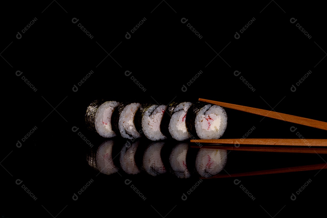Rolos de sushi lindos e deliciosos frescos em um fundo escuro. Elementos da culinária japonesa