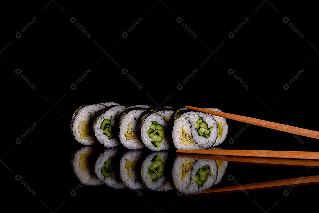 Rolos de sushi lindos e deliciosos frescos em um fundo escuro. Elementos da culinária japonesa