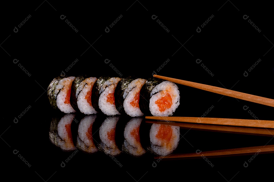 Rolos de sushi lindos e deliciosos frescos em um fundo escuro. Elementos da culinária japonesa