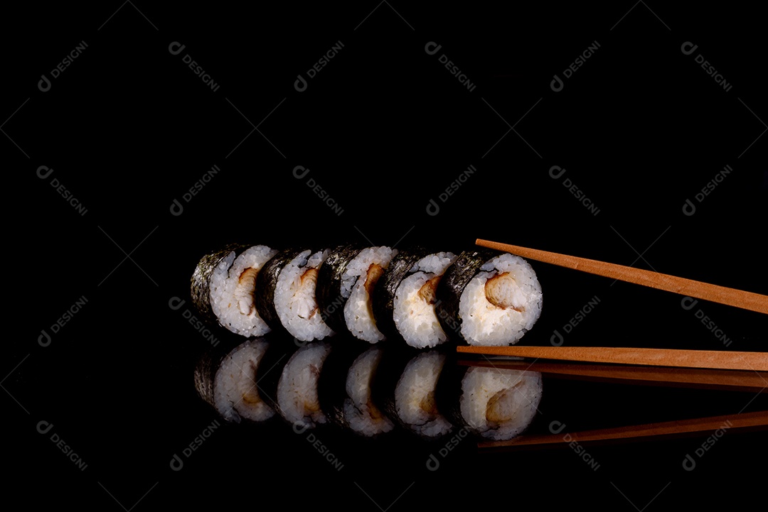 Rolos de sushi lindos e deliciosos frescos em um fundo escuro. Elementos da culinária japonesa