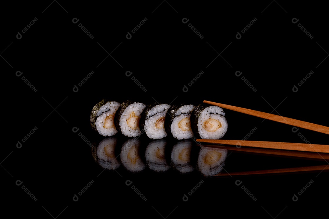 Rolos de sushi lindos e deliciosos frescos em um fundo escuro. Elementos da culinária japonesa