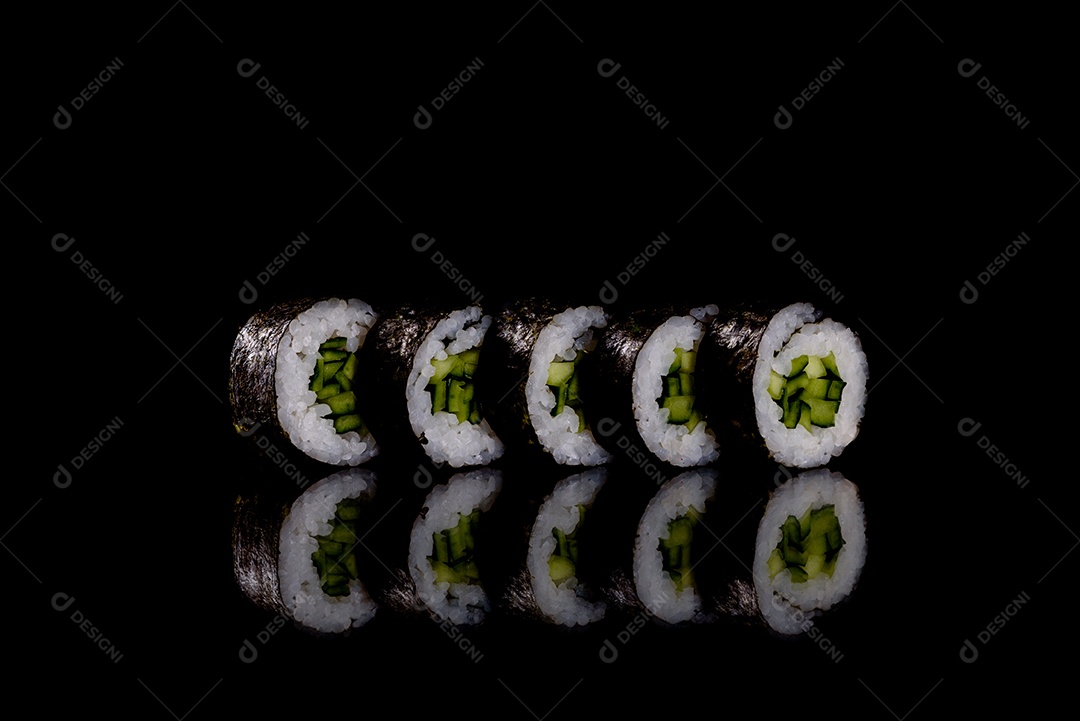 Rolos de sushi lindos e deliciosos frescos em um fundo escuro. Elementos da culinária japonesa