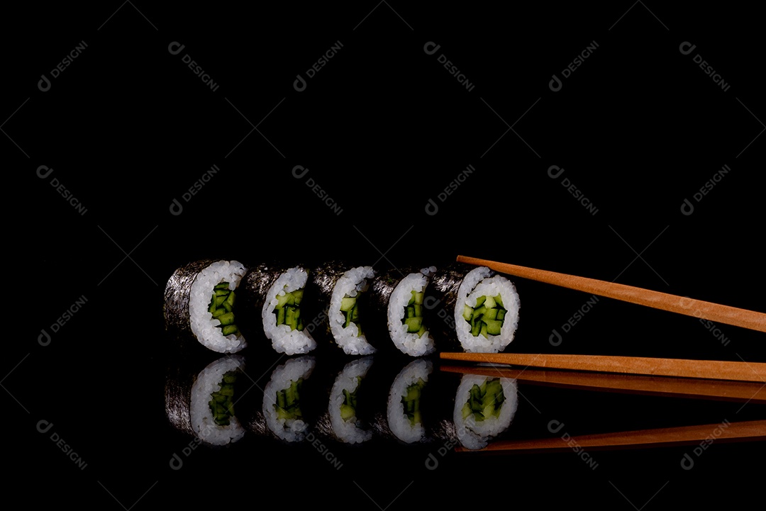 Rolos de sushi lindos e deliciosos frescos em um fundo escuro. Elementos da culinária japonesa