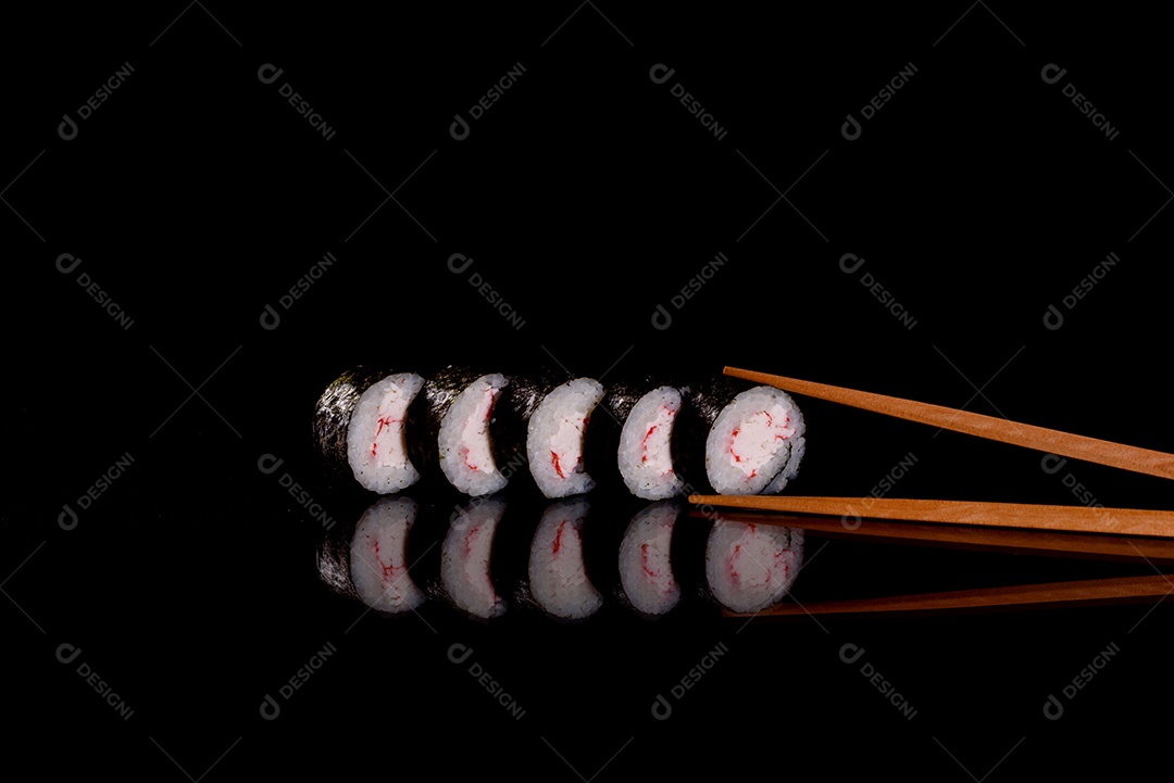 Rolos de sushi lindos e deliciosos frescos em um fundo escuro. Elementos da culinária japonesa